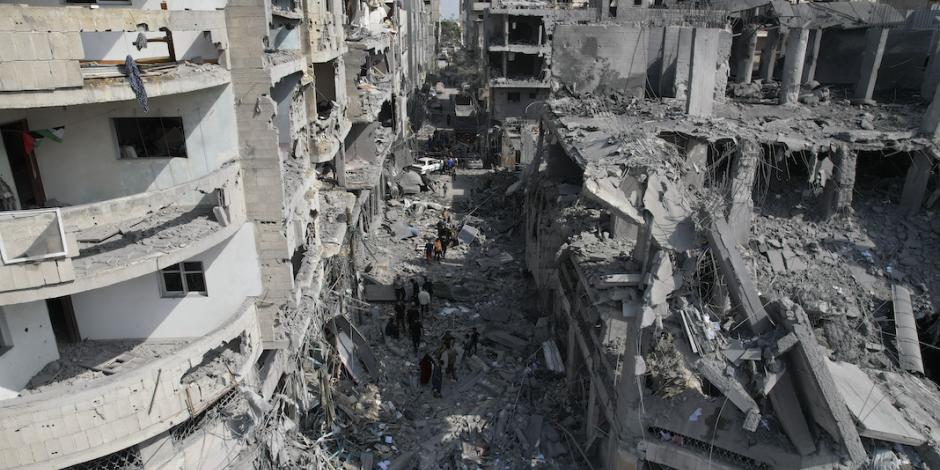 Entre la devastación, palestinos recorren las calles bombardeadas en busca de sobrevivientes, ayer.