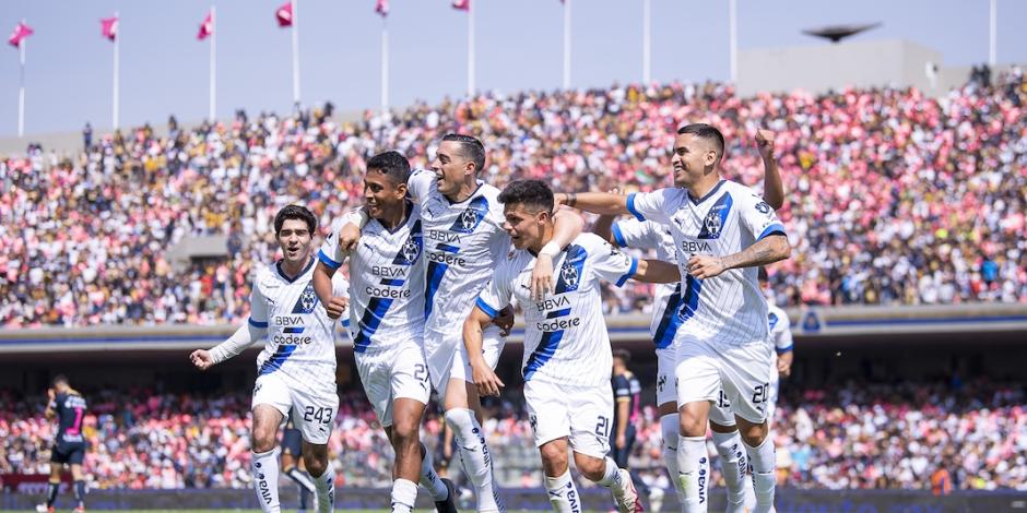 Jugadores del Monterrey celebran el único gol de ayer en Ciudad Universitaria.