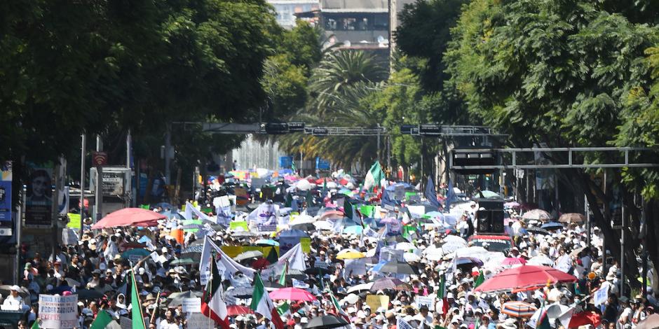 Trabajadores del Poder Judicial, ayer, en avenida Juárez.