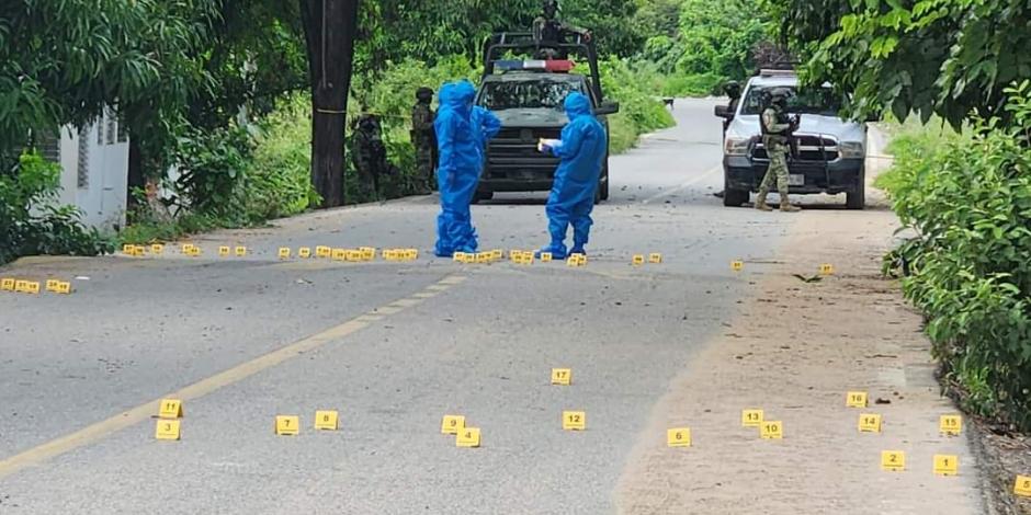Sobre la carretera México-Acapulco quedaron decenas de casquillos de arma larga, tras el ataque perpetrado ayer.
