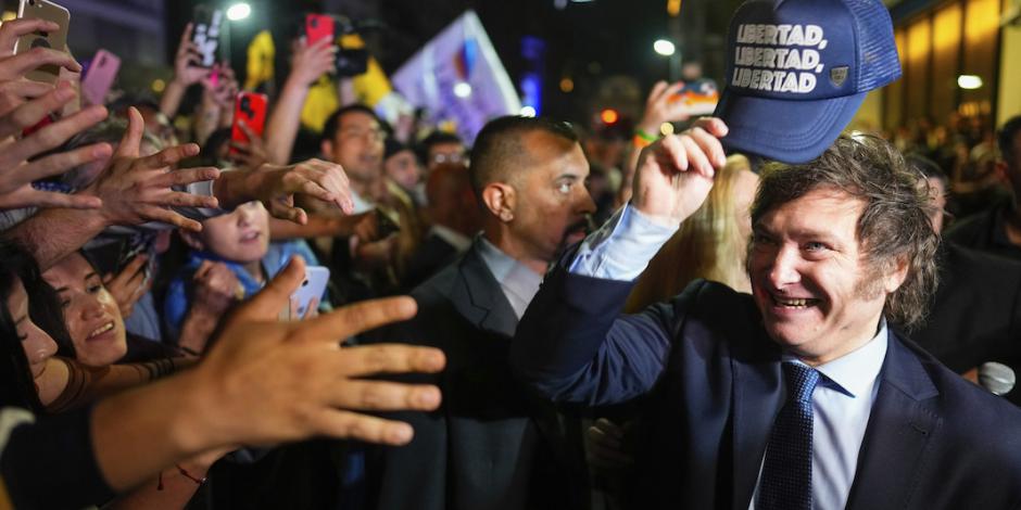 El ultraderechista Javier Milei camina frente a simpatizantes tras la elección el pasado 22 de octubre.
