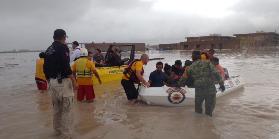Elementos del Ejército y PC rescatan a habitantes de Villa Juárez, ayer.