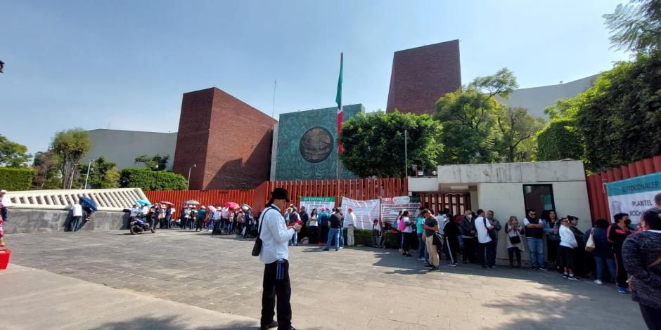 Sindicalizados de Educación Media Superior bloquean accesos de la Cámara de Diputados en la Venustiano Carranza.