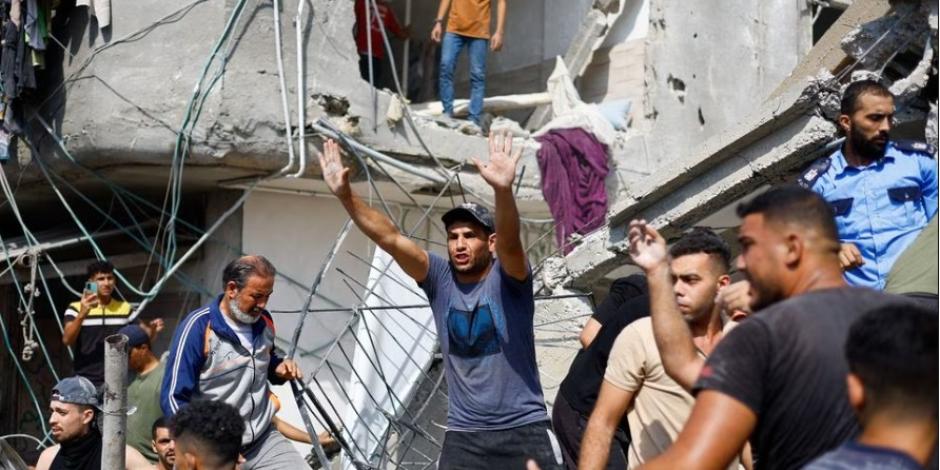 Un hombre reacciona mientras los palestinos se reúnen para buscar víctimas en el lugar de un ataque israelí contra una casa en Khan Younis, en el sur de la Franja de Gaza, el 24 de octubre.