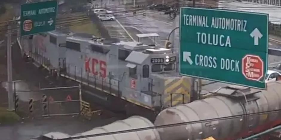 Tren arrasa con pipa de gas, que intentó ganarle el paso en zona industrial de Toluca.
