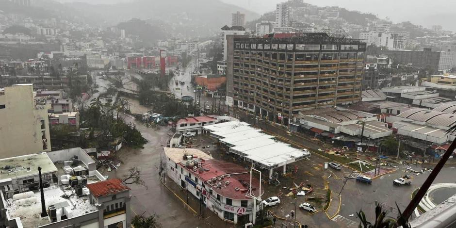 Calles y edificios de la zona de Acapulco lucen destruidos.