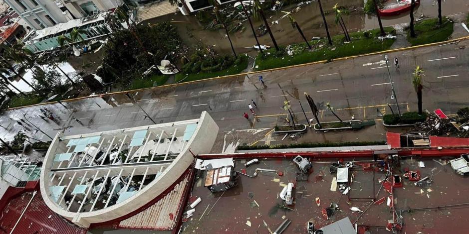 Plazas, hoteles y calles lucen destruidas tras la entrada del huracán Otis al puerto de Acapulco. Hasta el momento, se reporta una caída de las telecomunicaciones, así como bloqueos en las carreteras por diversos deslaves en la zona.