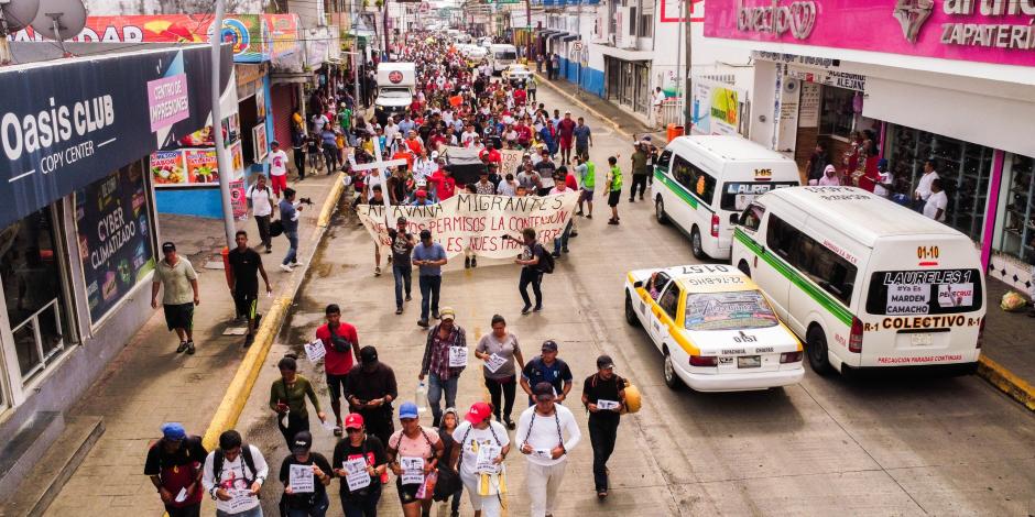 Cientos de migrantes se manifiestan, en calles de Tapachula.
