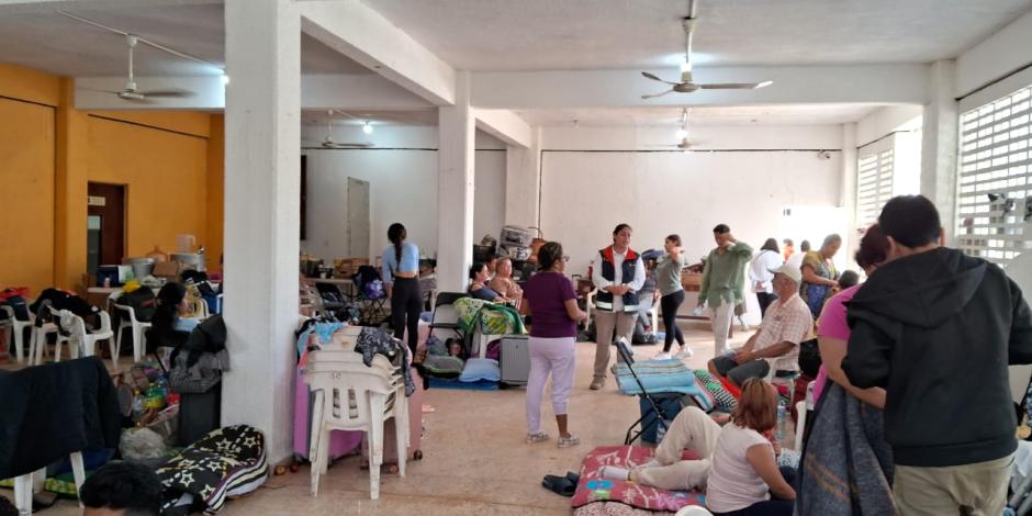 Familias se mantienen resguardadas en refugios temporales, en Acapulco, ayer.