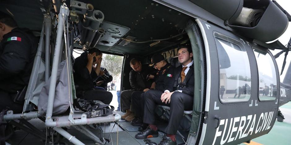 El gobernador Samuel García, ayer, al presentar un nuevo helicóptero para la agrupación Fuerza Civil.