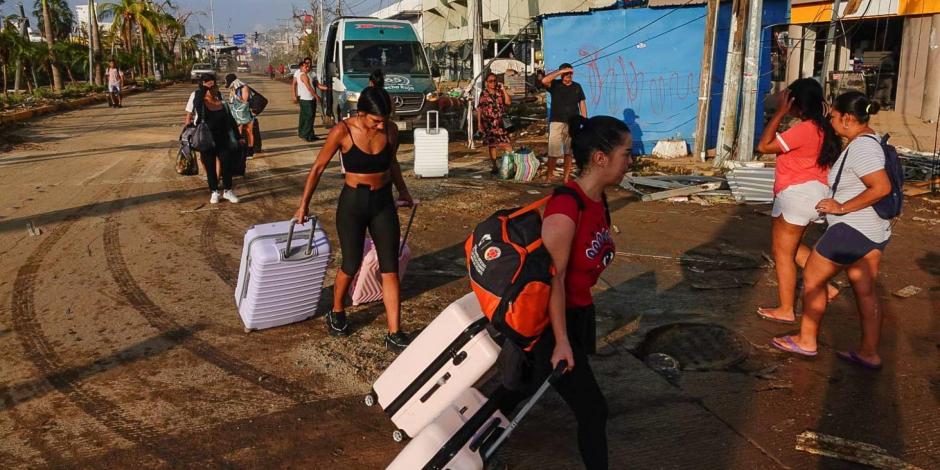 El fenómeno natural 'Otis' provocó que muchos turistas quedaran varados en el puerto de Acapulco; poco a poco regresan a sus lugares de origen 