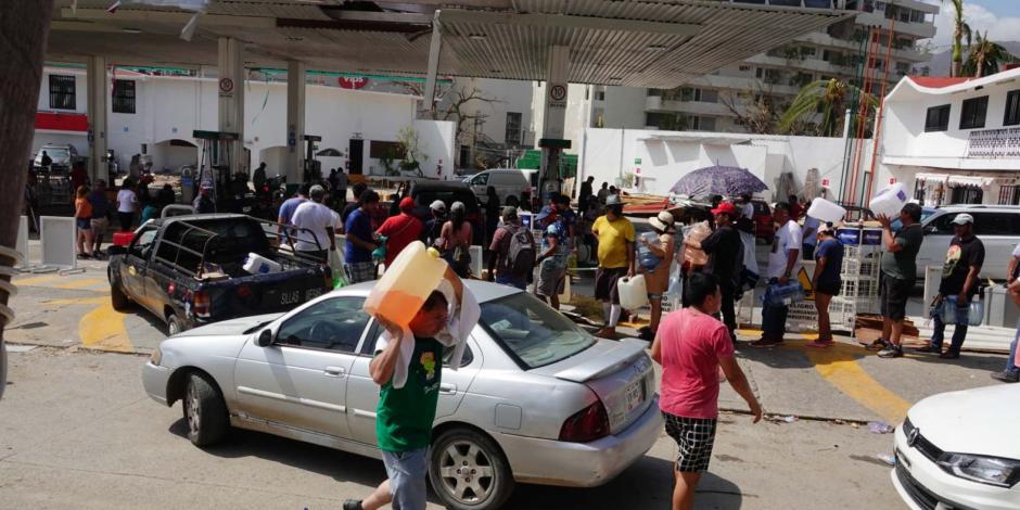 Personas esperan en largas filas para abastecerse de gasolina luego de que su venta se mantuviera suspendida derivado de las afectaciones por el Huracán Otis.