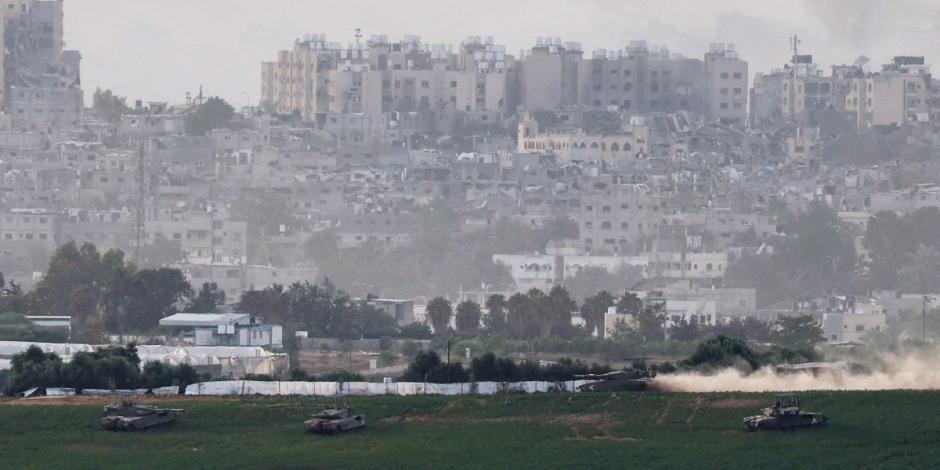 Tanques israelíes maniobran en el interior de la Franja de Gaza, visto desde Israel, 29 de octubre de 2023.