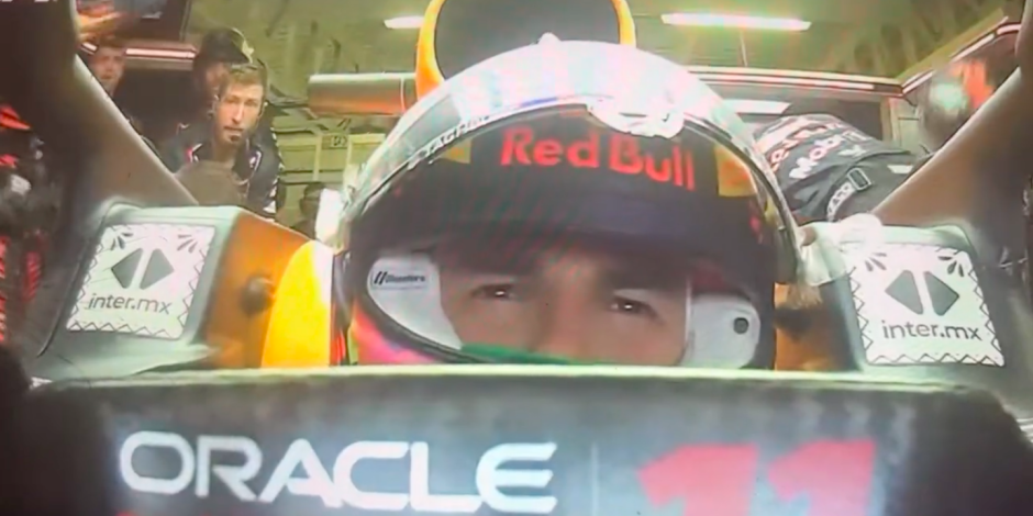 Checo Pérez llorando dentro su carro tras abandonar el Gran Premio de México