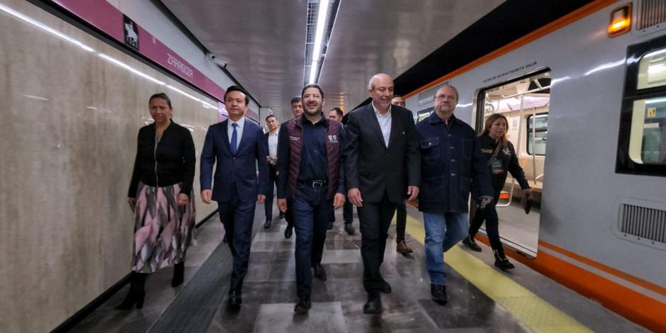 El Jefe de Gobierno, Martí Batres, camina por la  estación Zaragoza, flanqueado por el director del Metro, Guillermo Calderón, y por el embajador de China en México,  Zhang Run.