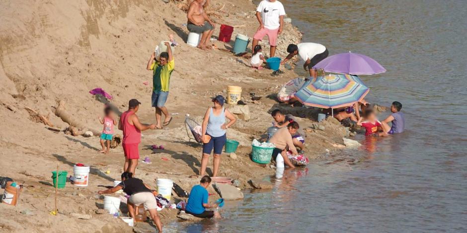 Debido a la escasez de agua, pobladores de Acapulco han recurrido a utilizar el río de la Sabina para lavar ropa y bañarse.