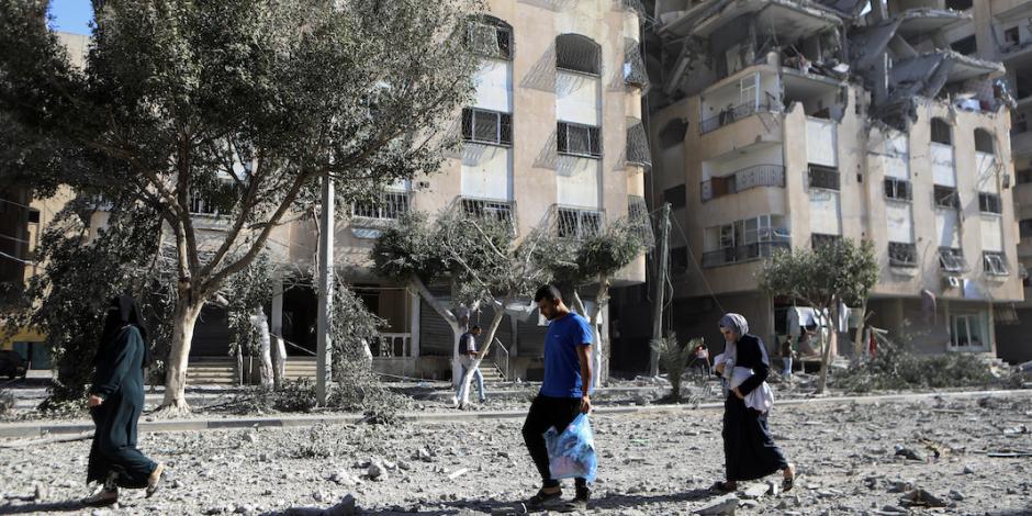 Residentes palestinos abandonan sus casas tras nuevos bombardeos, ayer.