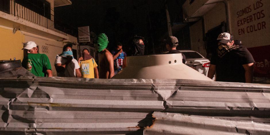 Vecinos hacen guardia nocturna para proteger sus casas, después del huracán Otis, en el barrio Progreso, en Acapulco.