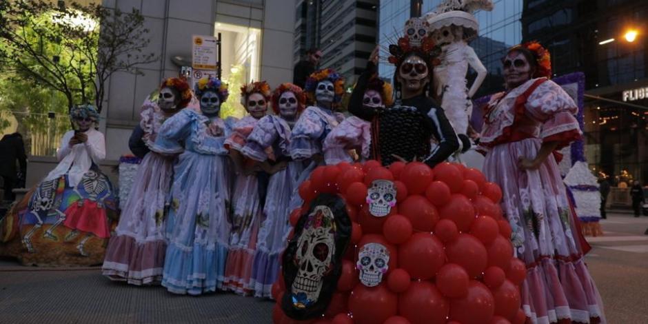La Catrina y el ballet folclórico mexicano deslumbran en el desfile de Halloween en Chicago.