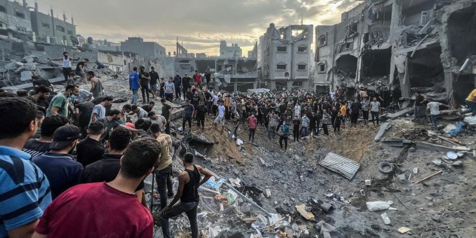 Israel lanza ofensiva contra Hamas y bombardea campo de refugiados en Gaza.