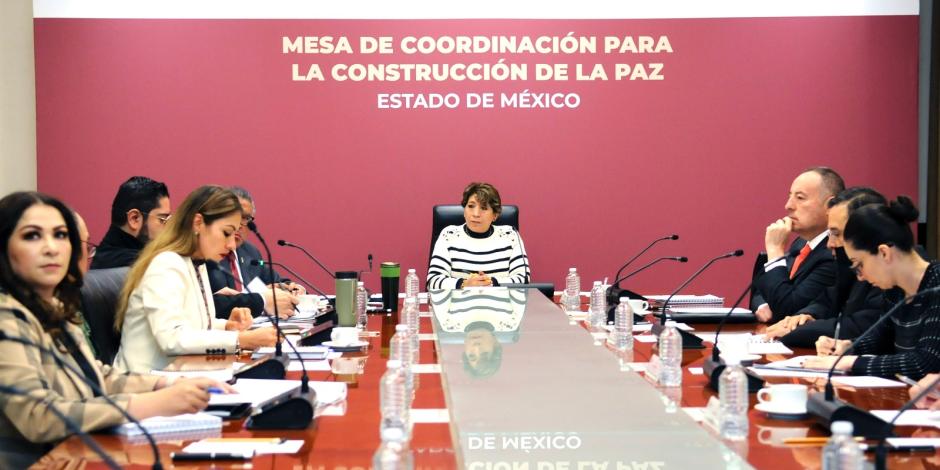 La Gobernadora del Estado de México con su equipo de trabajo.