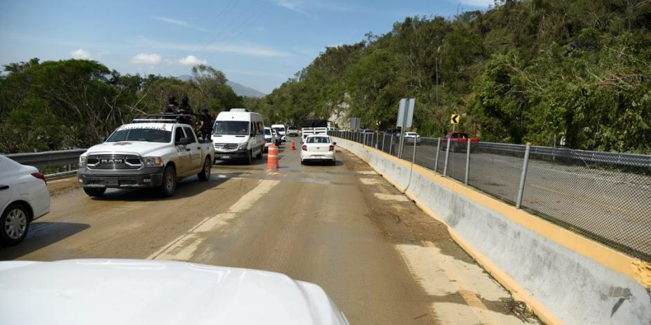 Carreteras restauradas en Guerrero tras paso de Otis.