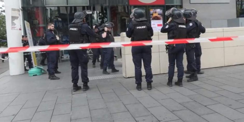 Policía dispara a mujer que amenazó a pasajeros en transporte de Francia.