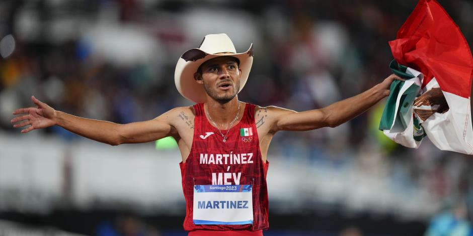 El mexicano Fernando Martínez celebra tras cruzar la meta de los 5.000 metros del atletismo de los Juegos Panamericanos en Santiago 2023