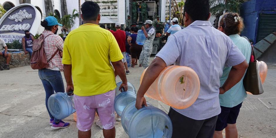 Habitantes de Acapulco y colonias colindantes acuden a rellenar sus garrafones en una potabilizadora de agua de la Sedena, ayer.