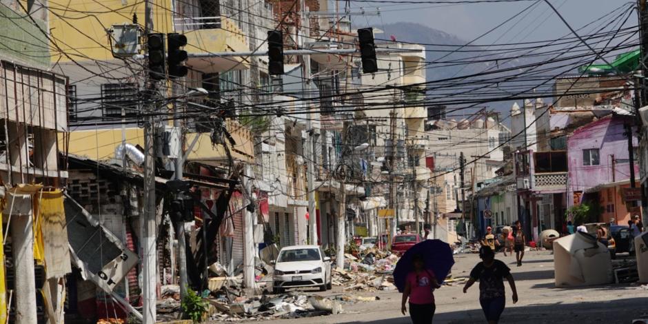 Población trabaja haciendo tareas de remoción de escombros en las calles de Acapulco, esto tras las severas afectaciones que dejó el aso del huracán Otis. 