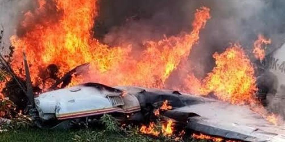 La aeronave estalló en llamas al momento de caer en Temixco, ayer.