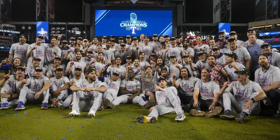 Integrantes de los Texas Rangers celebran su coronación en la Serie Mundial de MLB.
