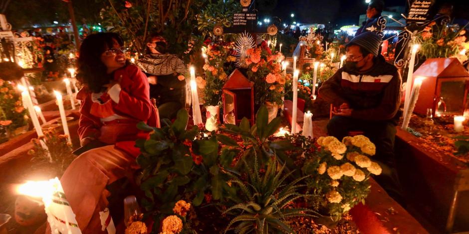 Pobladores de Santa María Atzompa, en Oaxaca, velan las tumbas de sus muertos.