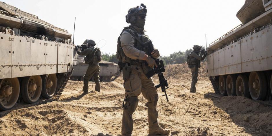 Militares israelíes, durante una incursión terrestre al cruzar la frontera con Gaza, ayer.