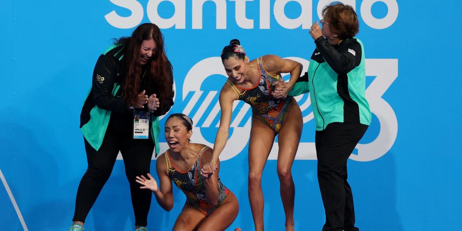 Las nadadoras Nuria Diosdado y Joana Jiménez celebran después de ganar el oro en dueto libre, ayer.