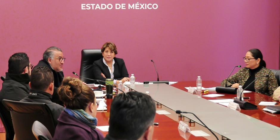 La gobernadora Delfina Gómez en sesión de trabajo.