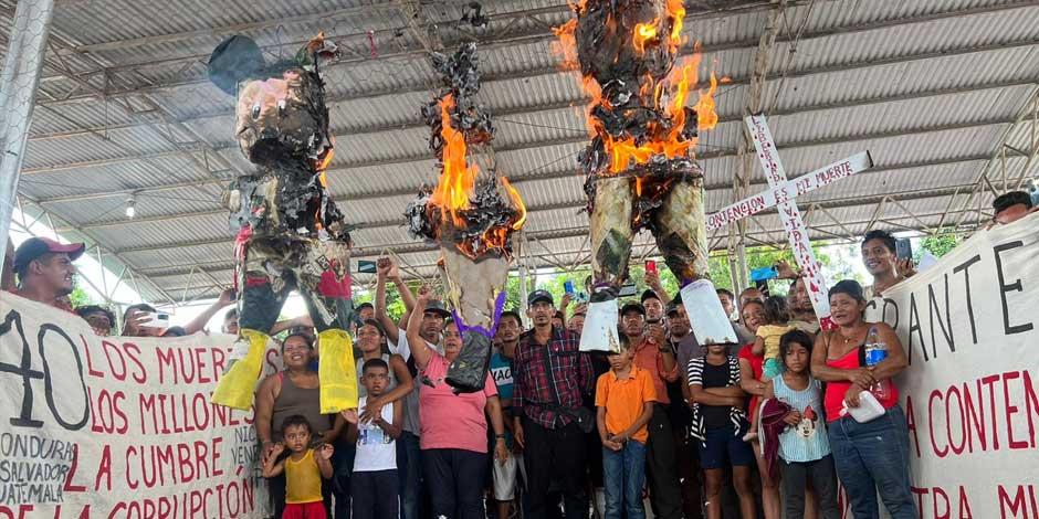 Migrantes que acampan en Huixtla, Chiapas quemaron tres piñatas: una del INM, otra de su titular, Francisco Garduño y una más de los grupos del crimen organizado