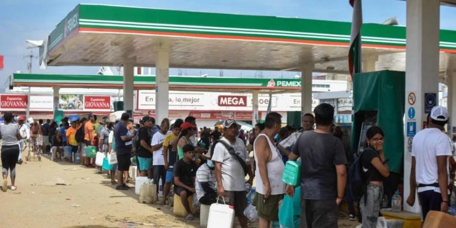 Pemex restablece servicio en 356 gasolineras en Acapulco.