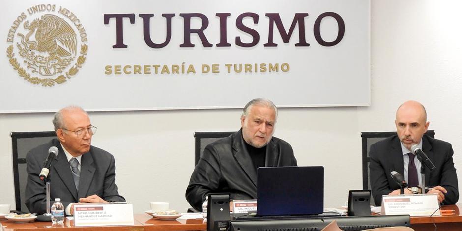 Miguel Torruco, secretario de Turismo (centro), en la sesión donde se ratificó al puerto como sede, ayer.