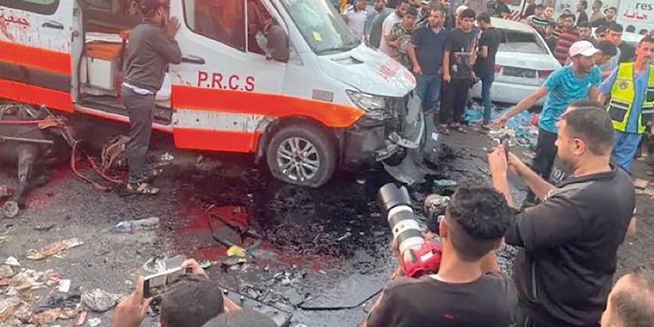 Un convoy médico fue bombardeado por Israel, ayer, en Gaza.