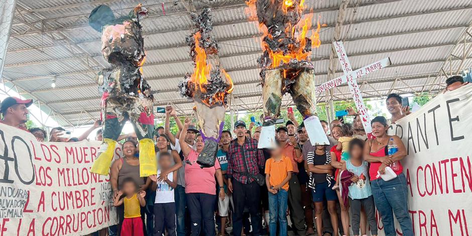 Migrantes que acampan en Huixtla, Chiapas quemaron tres piñatas: una del INM, otra de su titular, Francisco Garduño y una más de los grupos del crimen organizado, ayer.