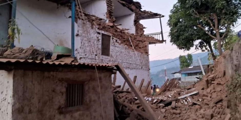 Suman 157 muertos y más de 150 personas heridas tras terremoto en Nepal.