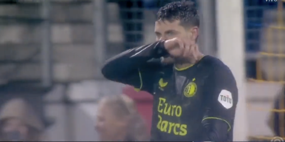 Santiago Giménez se lamenta tras su penalti fallado en el duelo entre Feyenoord y Waalwijk.