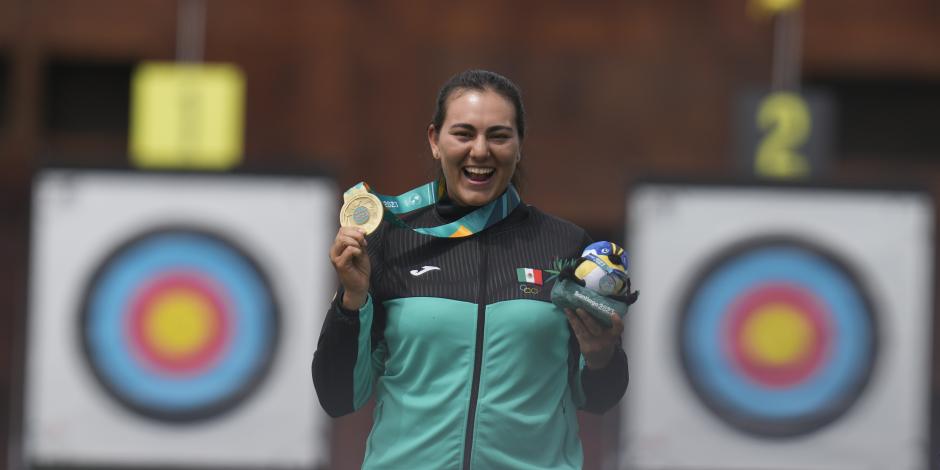 La mexicana Alejandra Valencia celebra con su medalla de oro tras ganar el recurvo individual del tiro con arco de de los Juegos Panamericanos Santiago 2023