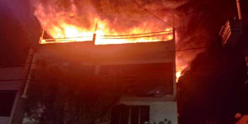 Incendio de plástico en una azotea provoca evacuación de 30 personas en la colonia Presidentes de México, Iztapalapa