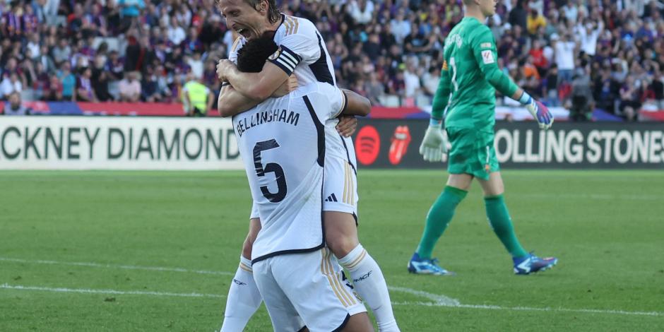 Bellingham y Modric celebran una de sus anotaciones en LaLiga de España.