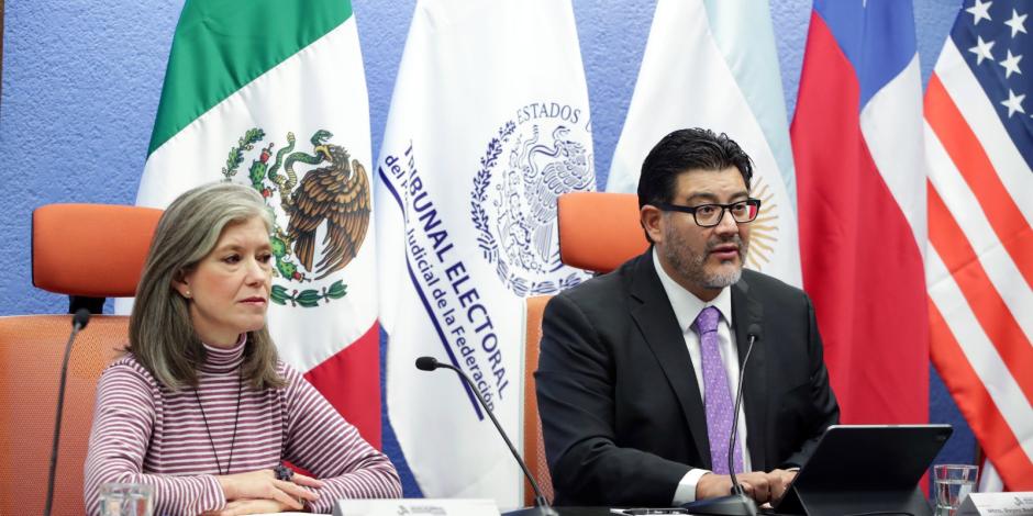 Reyes Rodríguez, presidente del TEPJF, y Mónica González, directora del IIJ, ayer.