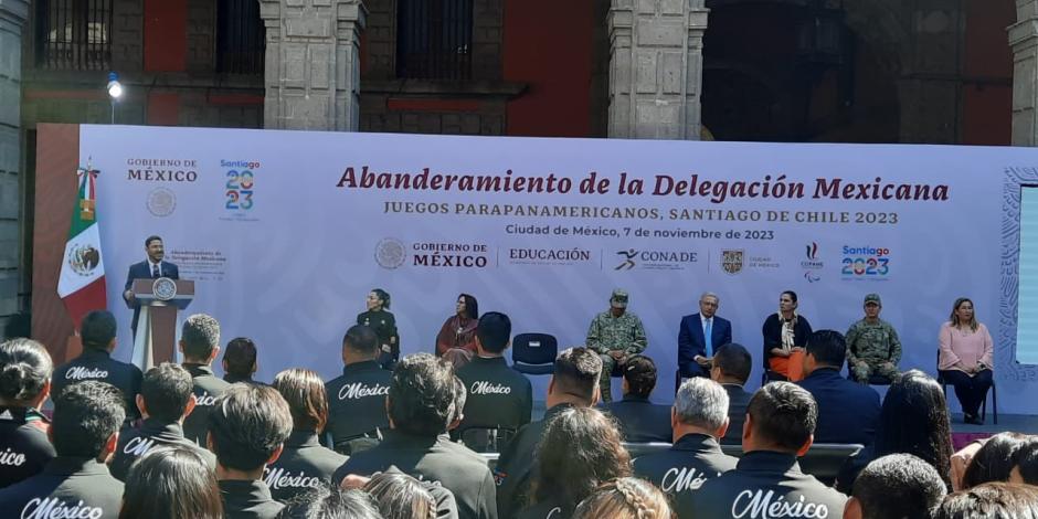 AMLO abanderó en Palacio Nacional a los deportistas mexicanos que participarán en los Juegos Parapanamericanos 2023.