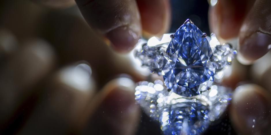 Un empleado de Christie's muestra el "Bleu Royal", un anillo con un diamante en forma de pera azul vívido de 17,61 quilates, durante una muestra previa de Christie's en Ginebra, el jueves 2 de noviembre de 2023.
