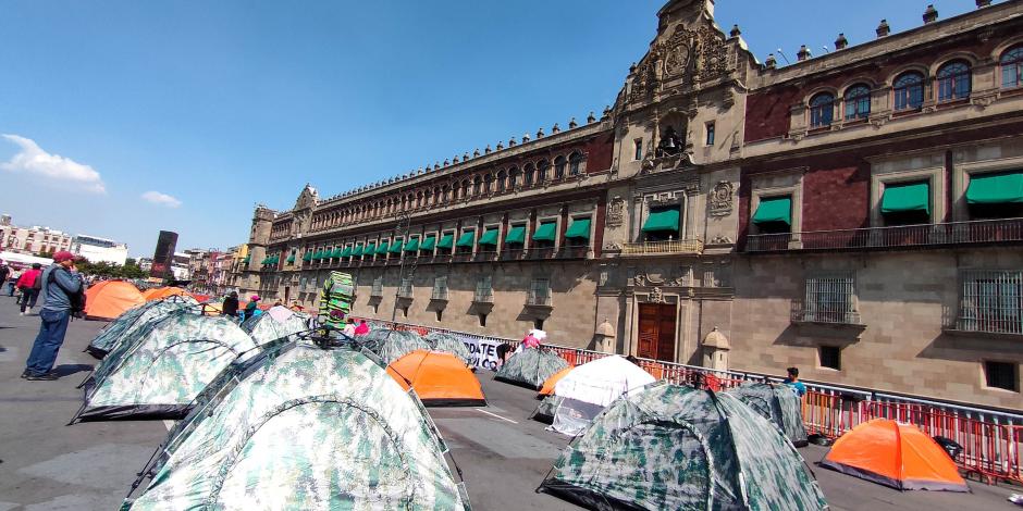 Casas de campaña fueron instaladas frente a Palacio Nacional, ayer.